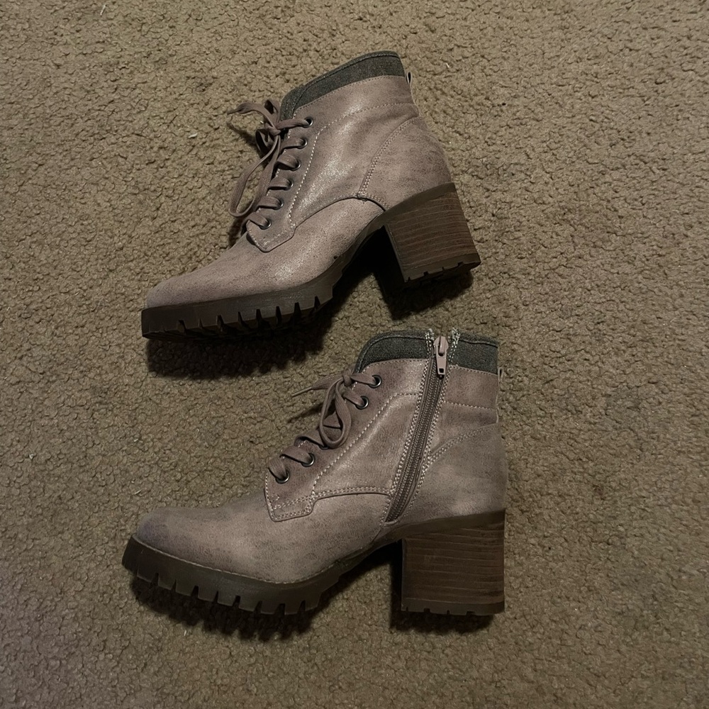 NWOT Carlos Santana Glinda lace up boots
